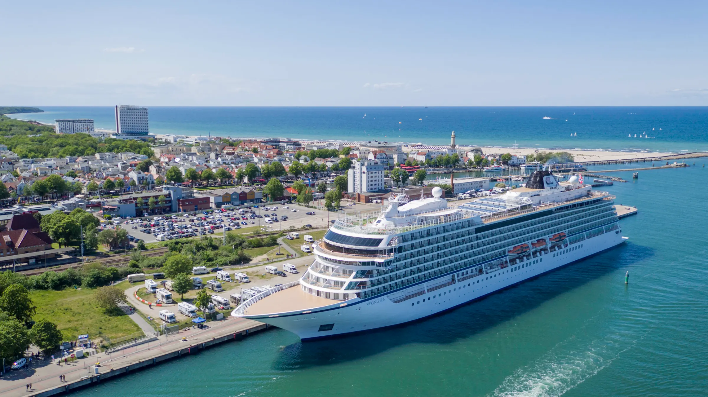 Warnemünde aus der Luft mit Strand, Ostsee und Kreuzfahrtschiff