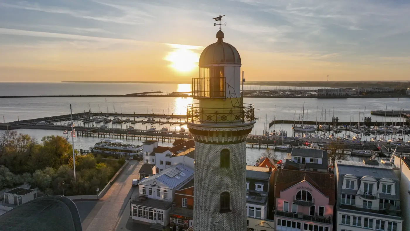Datenschutz 1 Leuchtturm Warnemünde im Sonnenuntergang